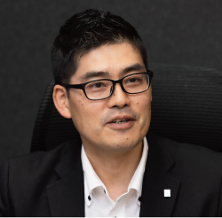 NSグループ株式会社 
髙井氏